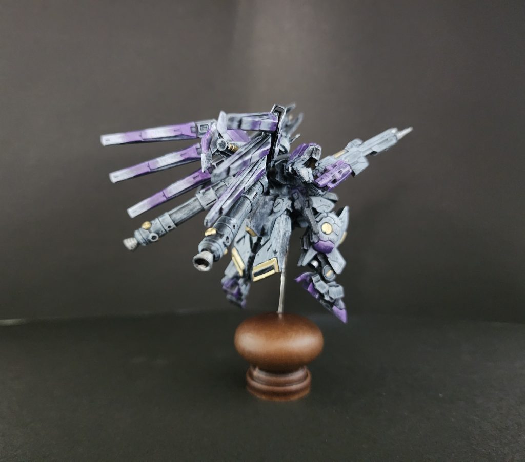 後ろからHi-νガンダム、やっぱりボリュームありますねフィンファンネルのグラデーション塗装もドライブラシなら簡単です