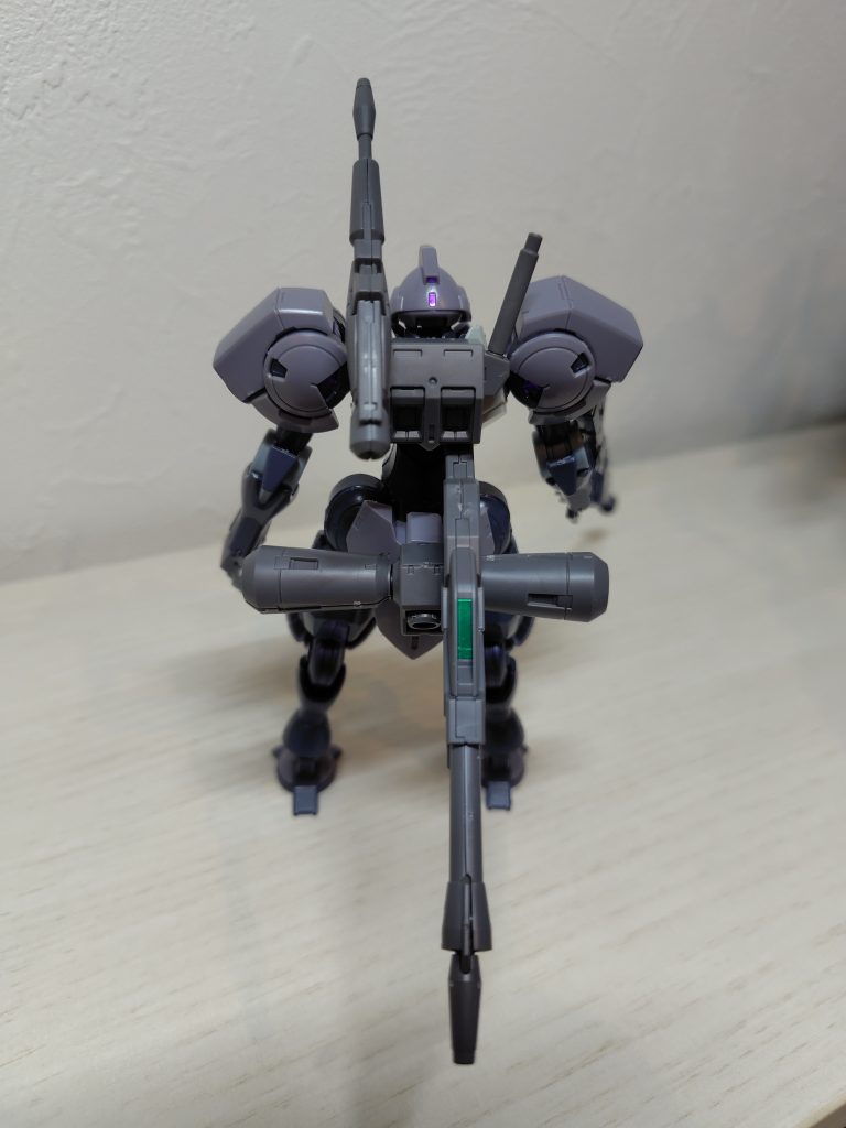 後ろ側はこんな感じです。ここは私もびっくりしたことがあって…ハインドリーシュトルムのビームライフルがバックパックのところにぴったりハマったんですよ！だからここにサブの武器をつけてみました。