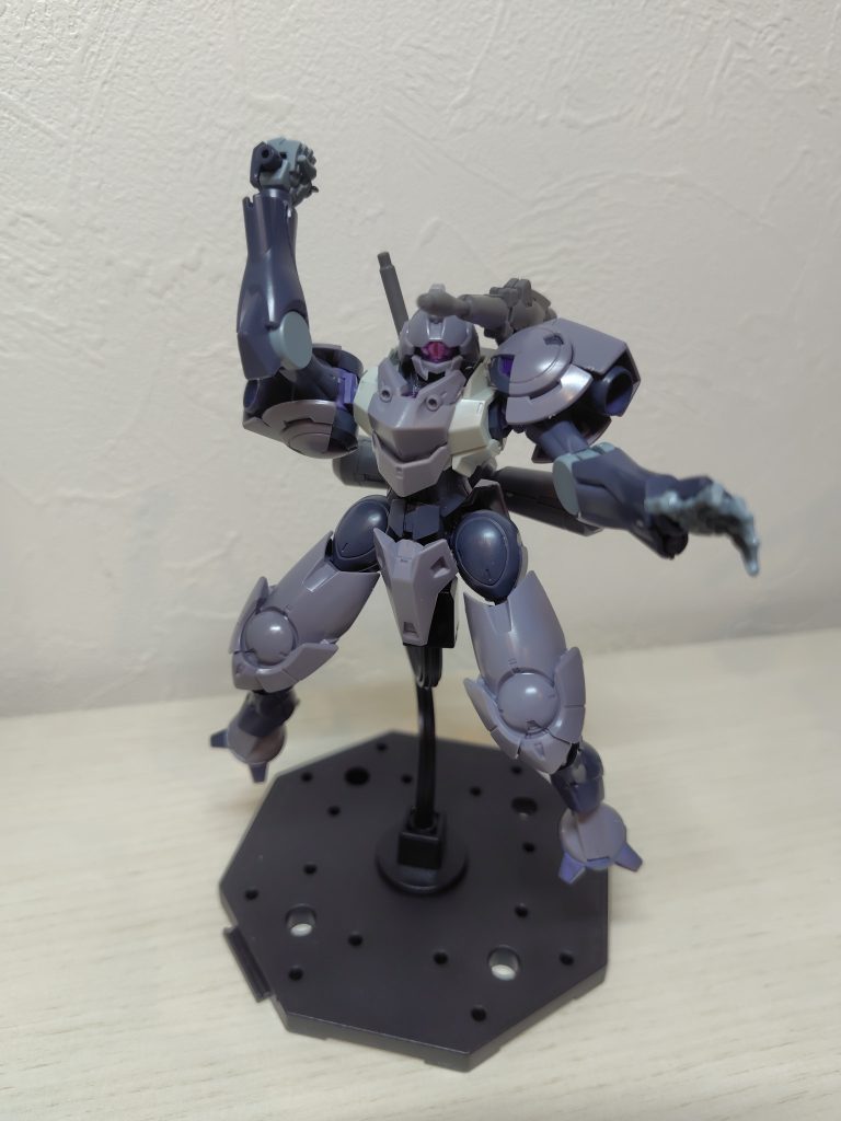 ファラクトのビームサーベルを手榴弾にしてみました。(ポーズが不自然かも)そのままビームサーベルにしても良いかもと思ったけどほらっ…ビームサーベルって爆発するじゃん？だから手榴弾でも良いかな〜って。あと多分ししろんは近接戦しないと思うから！