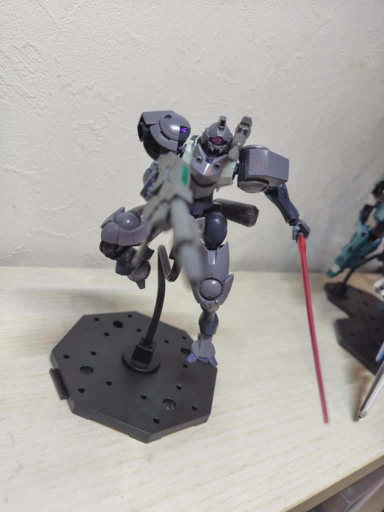 どうでしょうか？まだまだ自分にはガンプラの改造が全く分からないのですが、できればコメントでアドバイスをしてくれれば嬉しいです！次は少しのグレー部分(肩や膝のところ)を白に塗ってみたり、ししろんの服にある白の3本線を追加してみようかなって思います。