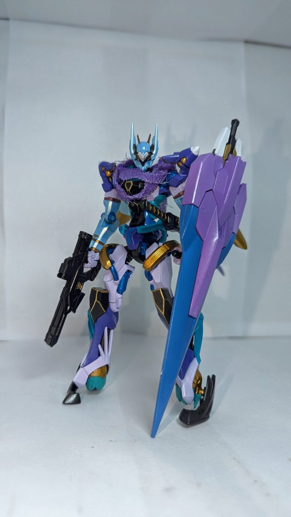 アニメのギャン部隊のランスと同じく高速で敵機体に接近して刺突攻撃するほか、中央の持ち手を使えばシールドとしても使用可能。