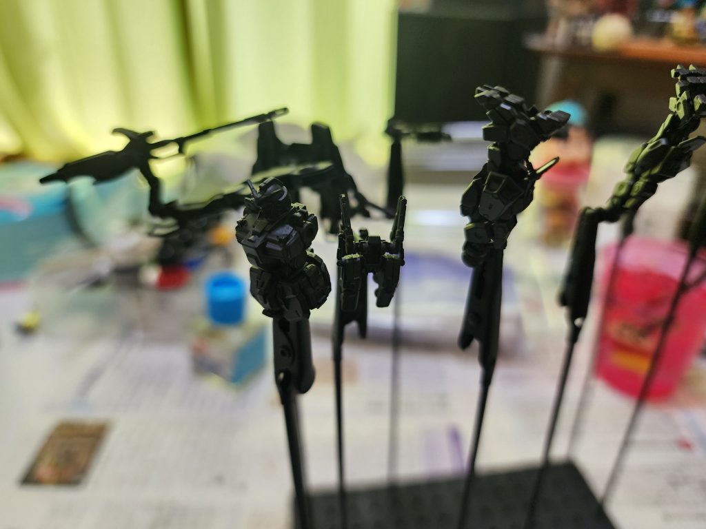 黒サフで真っ黒にします