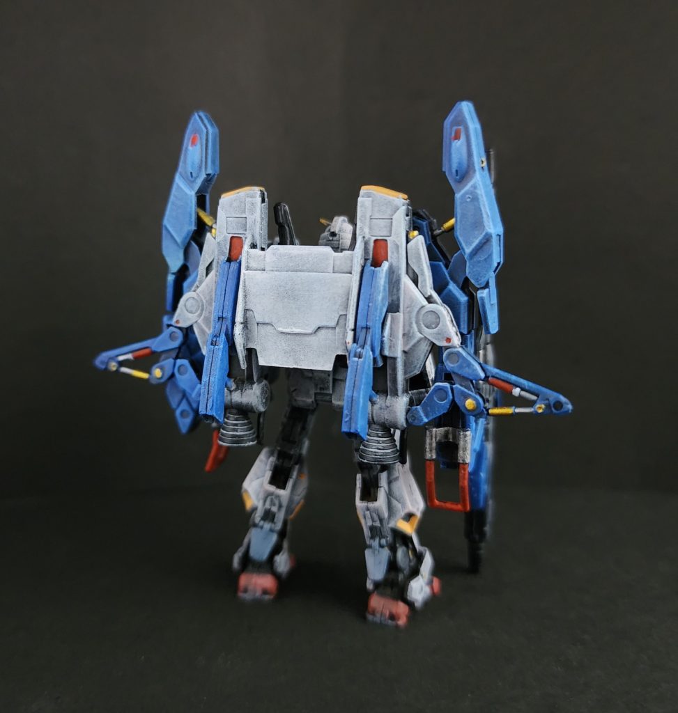 後ろから主翼のシリンダーは金銀だけだと寂しいので赤白のパターンでも塗ってます