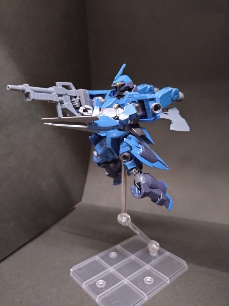 宇宙もしくは空中での射撃シーンをポージングしてみましてがやってみると、左手が遊んでますね(^_^;)