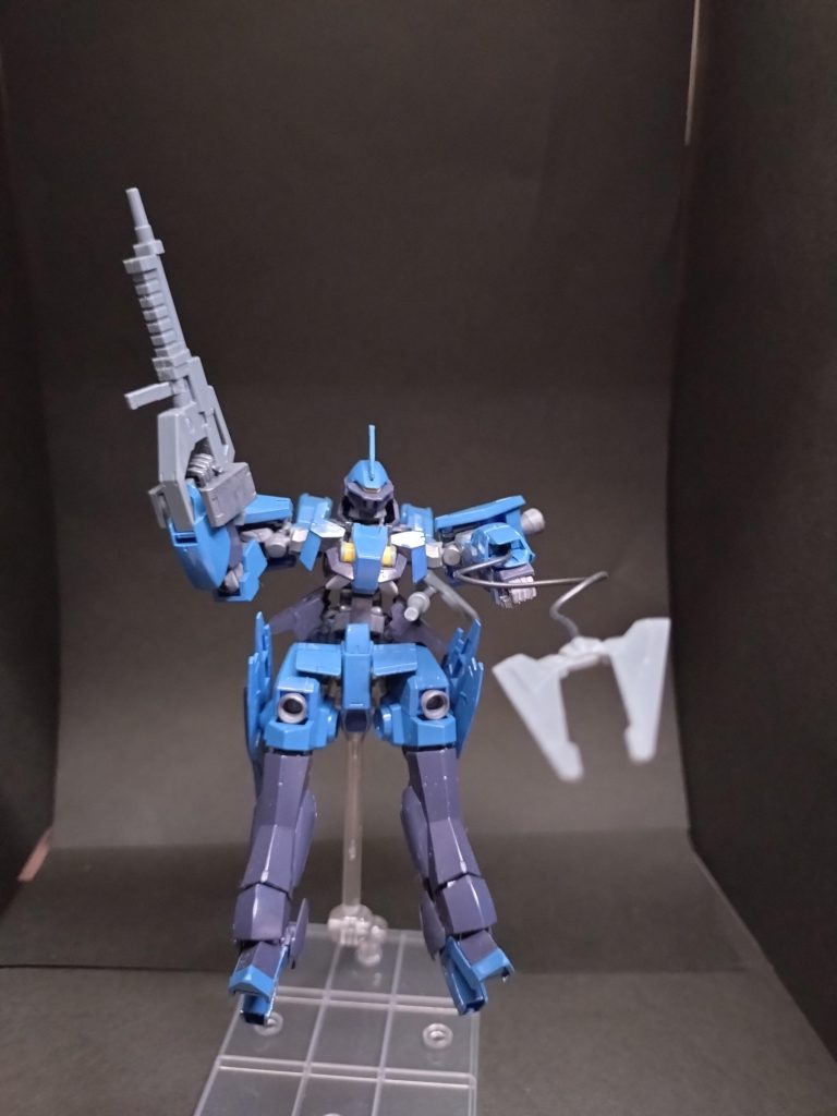 ワイヤークローの射出を表現したかったのですが、足はピン立ち、右手は遊んでる、で反省点の一つです。