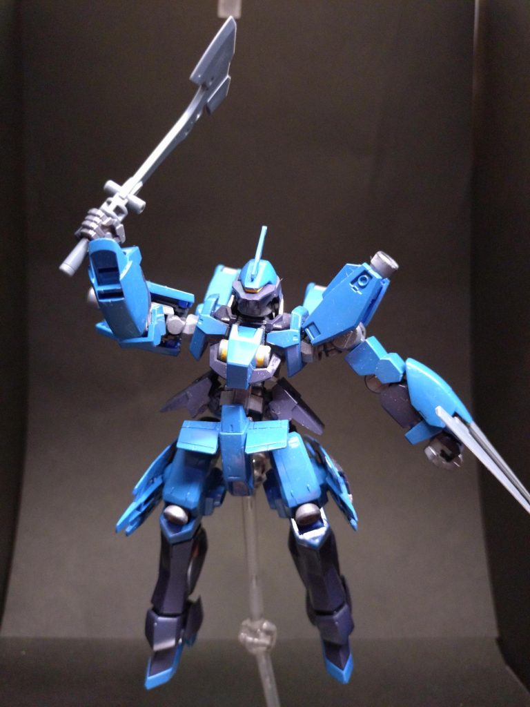 なんだか持ってる武装は全部使わないといけない様な気がしてポージングしてみましたが迫力がイマイチですね。他の方を参考にさせていただきたいと思います。