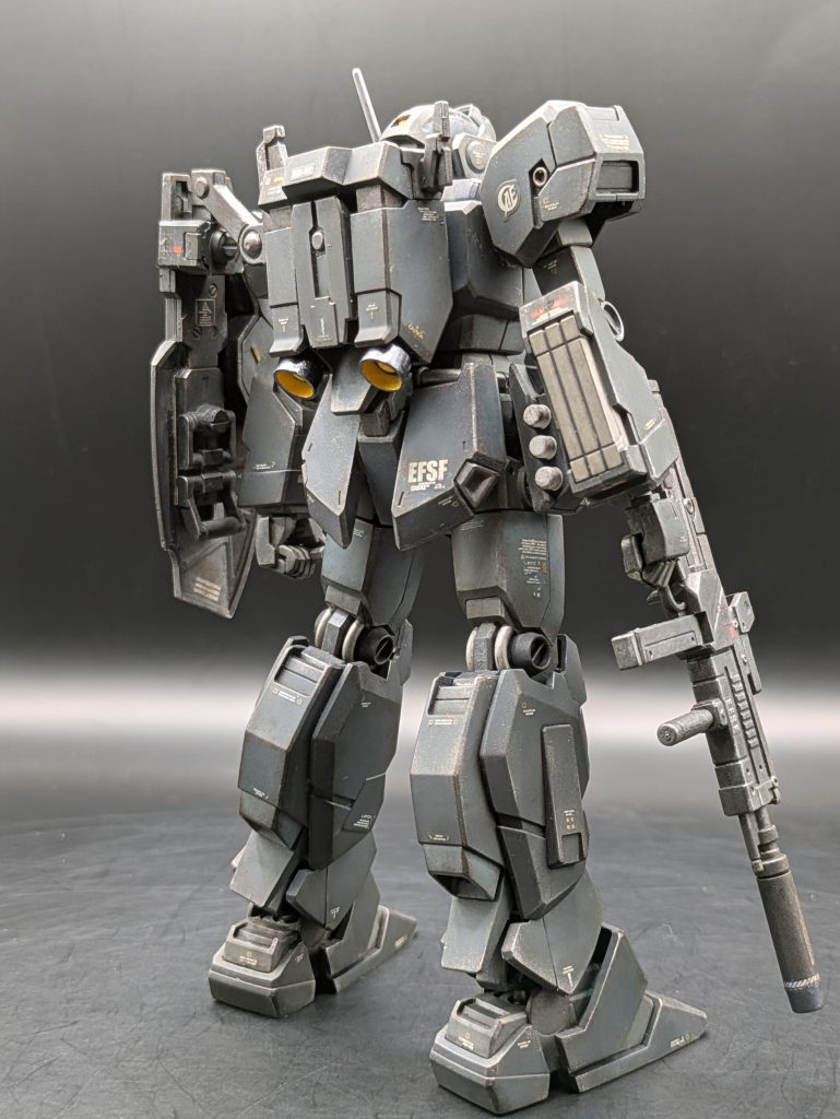 結局いつも通りの、成形色に筆塗り部分塗装からのウェザリングです(zaku-kao2)