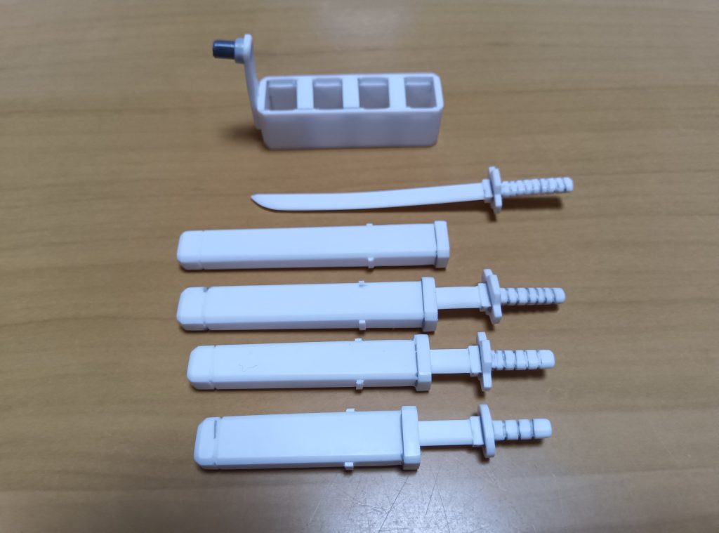 刀、鞘、ラックは全てプラ板で自作。