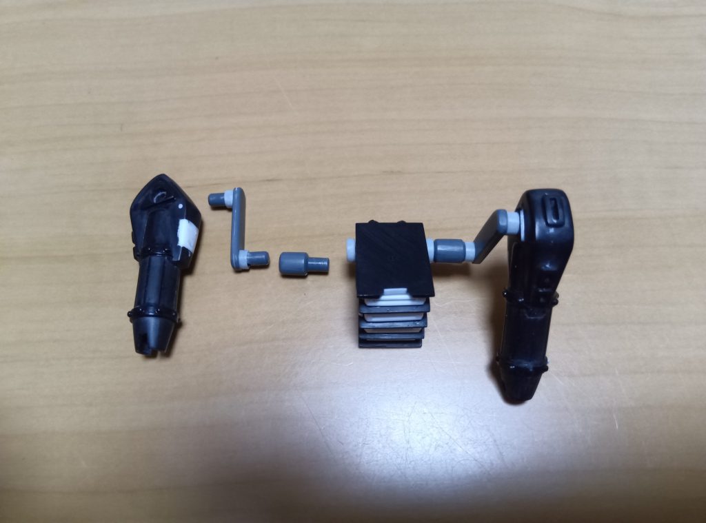 背負い物(バックパック)も肩鎧同様自作バーニアを貼り付け。種子島武衛須(たねがしまヴェスバー)は元々ある穴にポリキャップを仕込みました。　　　　　　　　　接続軸を切り取りプラ板で埋めて、砲口内部に刀を取り付けられるようにプラ板で刀の柄に合わせた四角い囲いを。アームはボールデンアームアームズのパーツを加工しましたが、たまたま店頭で30MMのカスタマイズマテリアルなるモノを見かけ、同じ形のパーツがあることに愕然としました。