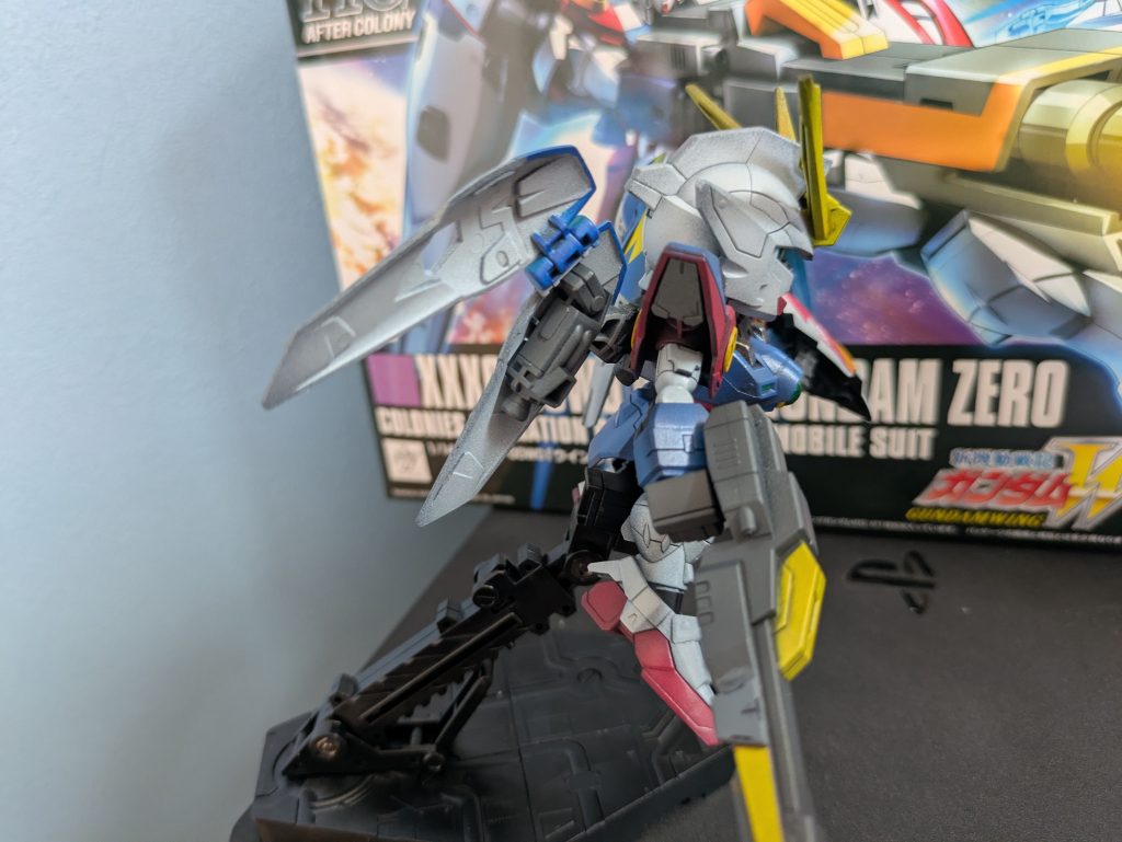 肩がスカスカな感じだったのでディテールアップパーツで埋めました。プラ板工作ができないのでこの程度の改造しかできません(gundam-kao9)