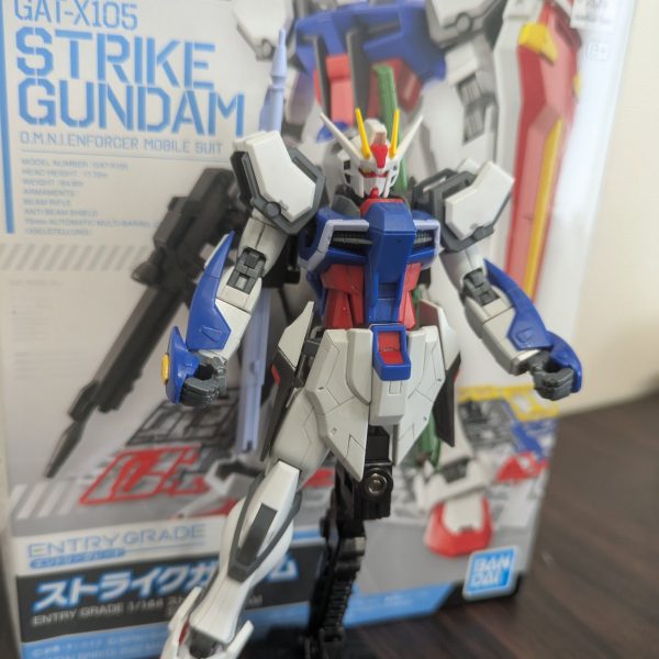 ただ普通にEGストライクを作りたかっただけなのに‥ 仮組みしてバラそうとしただけなのに‥ 膝裏のパーツが取れなかった‥ どんなに頑張っても どんなに頑張っても‥  そして気がつくと、膝裏のパーツは原型を留めていなかった。  僕の初めてのEGストライクは完成する事なく壊れた。   いや、 まだだ。 まだ諦めてたまるか。 こうなったらフュージョン（ミキシング）するしかない。  次回「復活のフュージョン」（2枚目）