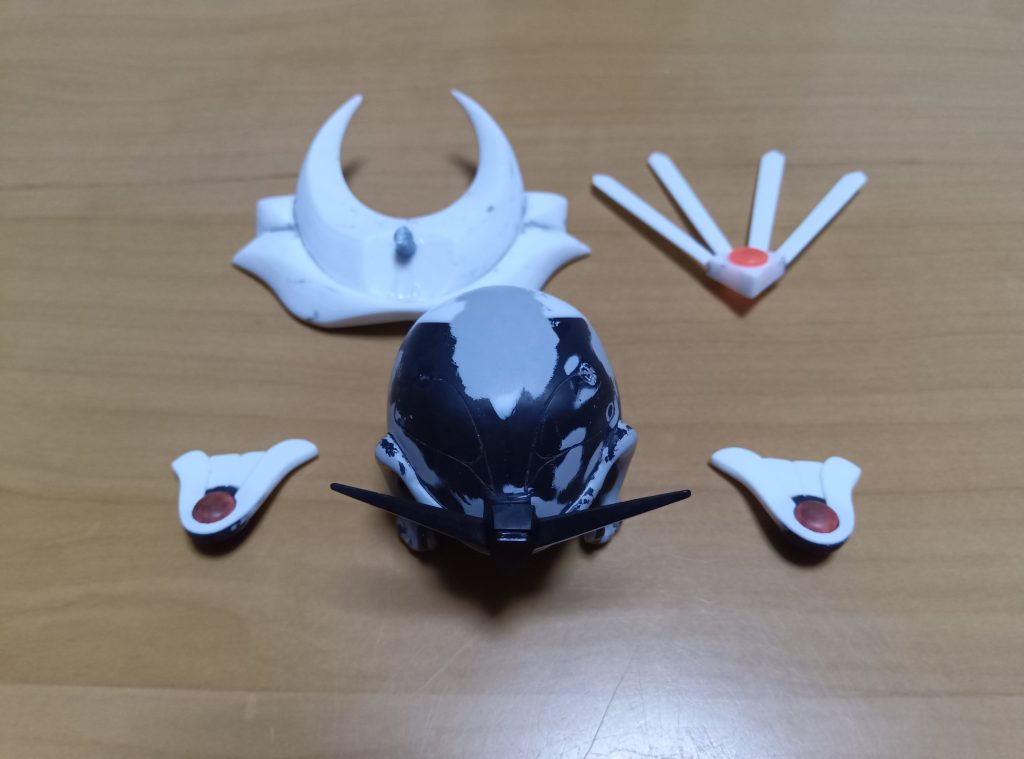 兜は、唇部分にパテ代わりに瞬着を盛り付けタラコ唇に。歯が薄かったので、裏にプラ板を貼り牙っぽく。尻尾は切り取り、プラ板で蓋をしてひたすら削り出し。耳部分のヒレはキットのパーツの接続基部だけ残してプラ板を貼り付け、ディテールアップにwaveのHアイズを。後部の飾りは全てプラ板で自作。