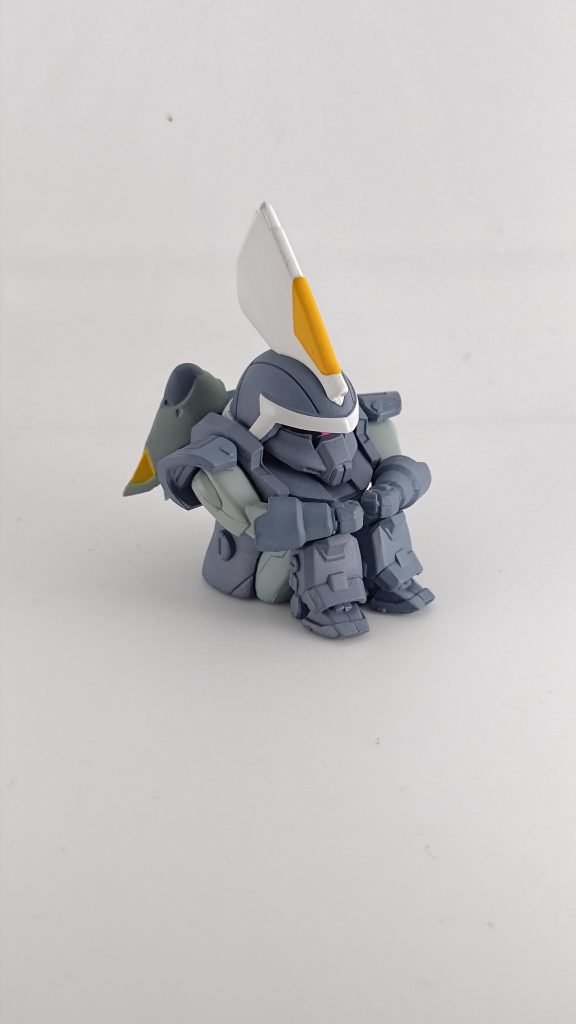 こちらが中身のジン。シリーズとしては「まちぼうけ ガンダムの場合3」というガシャポンから出てきました。ちょこんと座っててかわいいですね。