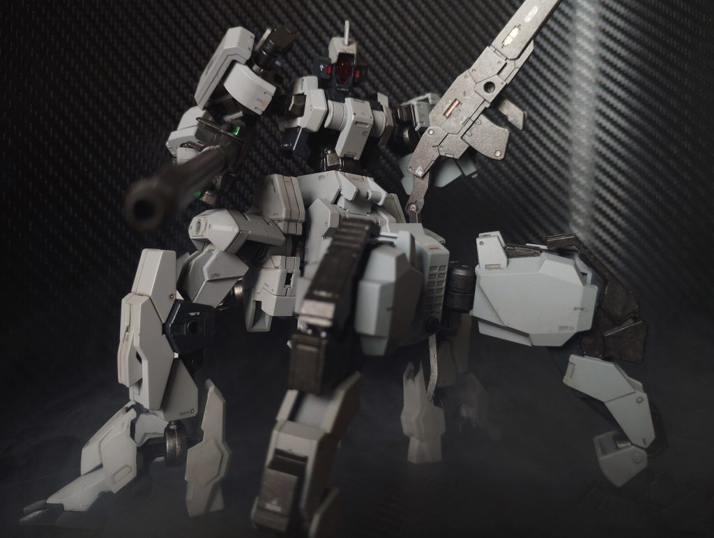 メインのグレーは缶のサーフェイサーそのまま、それ以外は水性ホビーカラーの筆塗りで上からつや消しのトップコートをしています。調べたらサーフェイサーだけだと塗膜が弱いらしいので、次回以降は横着せずに頑張りたいです…久しぶりにガンプラ製作に復帰し、折角なら頑張ってみようと素組み派の下手っぴながら色々チャレンジした結果、とても愛着の湧く作品ができました!