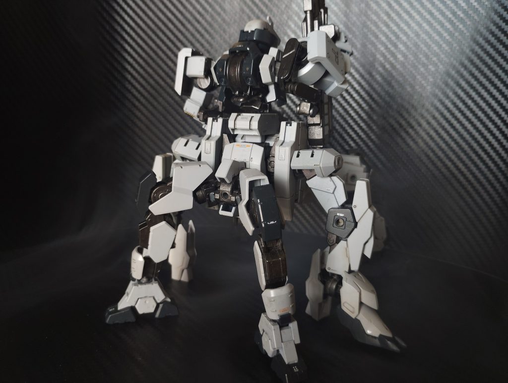 アーロンライノの頭部にあたるキャノピー部分のクリアパーツを外して3mm穴を開け、ゲイレールの下半身を接続しています。また、アーロンライノの腕にバルバトスルプスの足首を取り付けて中脚に見立てています。