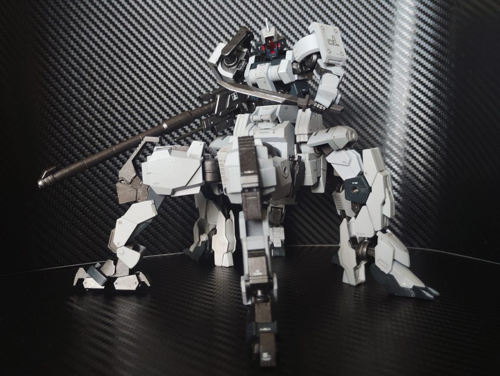 武装はアーロンライノに付属しているアサルトライフルとナイフに加え、長物が欲しかったのでバルバトス用の滑腔砲を用意しました。バルバトスのBP接続用のアームと30mmのジョイントパーツを組み合わせ、肩部の3mm穴に接続して保持しています。