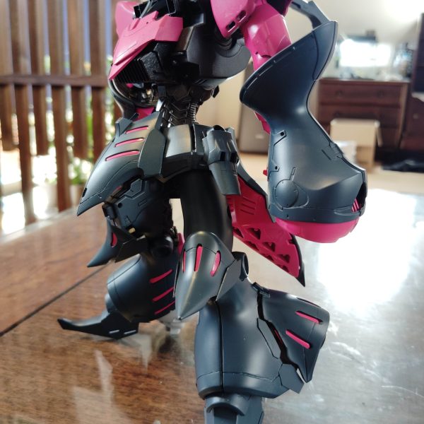 閲覧ありがとうございます！先日のキュベレイダムドの続きです！全身に基本色を塗っています大まかにこんな感じでいこうと思っています色をいれると印象が変わりますねピンクがキツイ感じがしますが塗り分けていくと落ち着いて見えてくると思いますこれからハンドパーツと肩バインダーを塗っていきます今日はここまでです （3枚目）