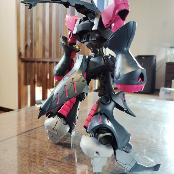 閲覧ありがとうございます！先日のキュベレイダムドの続きです！全身に基本色を塗っています大まかにこんな感じでいこうと思っています色をいれると印象が変わりますねピンクがキツイ感じがしますが塗り分けていくと落ち着いて見えてくると思いますこれからハンドパーツと肩バインダーを塗っていきます今日はここまでです （4枚目）