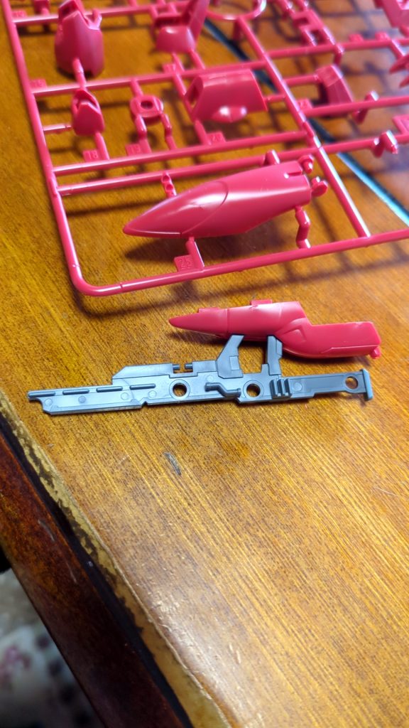 ライフルを機首下部にマウント出来るよう加工しています。適所にモールドがあるのでやりやすいですね。