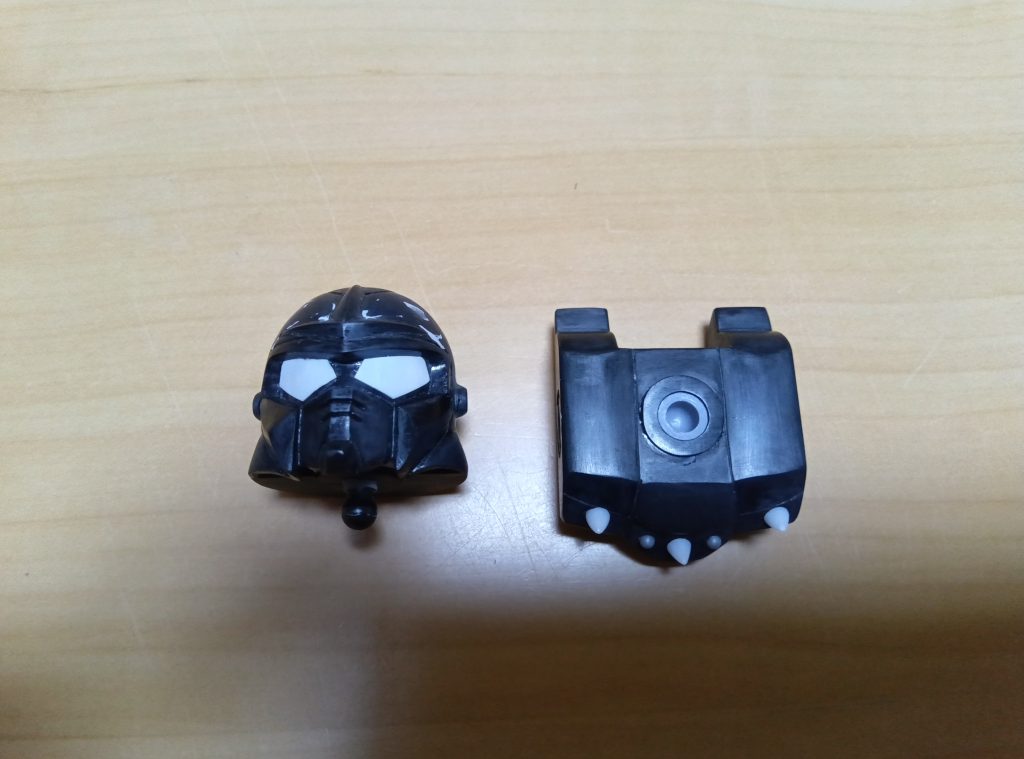 頭部はいつも通り、目に0.3mmプラ板を貼り付け。　　　　　　　　　　　首には脚部のボールジョイントを移植、軽装体ではグリグリ動きますが、兜をかぶると全く意味がなくなるので、やらなくてもよかったなぁ。　　　　　　　　　兜がザクレロ、額もザクレロではクドいと思い、額のザクレロの目は埋めました。胴体もいつも通り腰部で分割し、首にはボールジョイント受けのポリキャップを移植。　　　　　　　過去に作ったモノよりデカいので、肩はKPSランナーのT字の部分ではなく、ボールデンアームアームズのボールジョイントMを使用。　　　　　　　　　腰部との接続には、キットのポリキャップ(首用)を使用。　　　　　　　　　　　　　　　　　　　　　あまりにも寸胴だったので、脇腹を削ってクビレを作りました。　　　　　　　　　　　　　　　　　胸部の凸ディテールは削り落とし、プラ棒を削ったトゲとwaveのリベットパーツを接着。