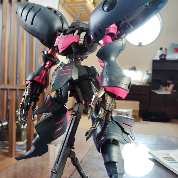 閲覧ありがとうございます！先日のキュベレイダムドの続きです！大まかに全身に色を入れましたやっぱり肩バインダーがあるとずっとカッコよくなりますね次は筆塗りで部分塗装をしていきます今日はここまでです（2枚目）