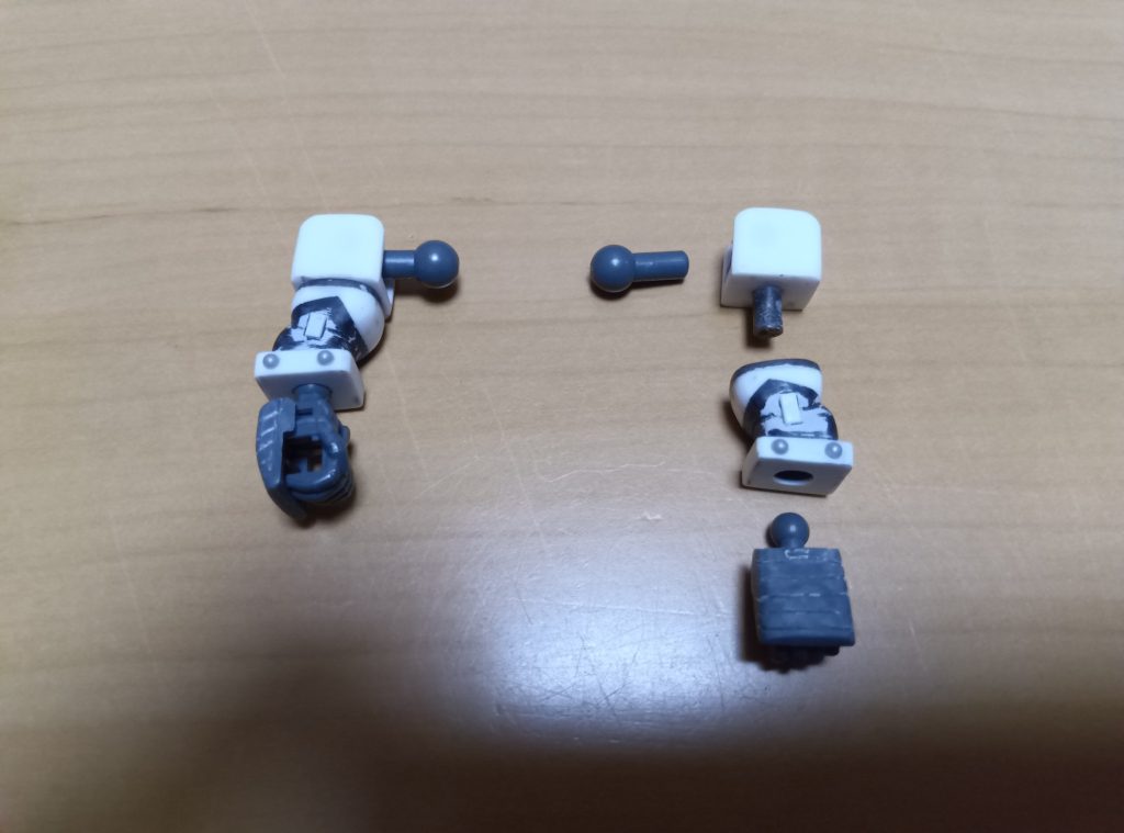 腕部は肩鎧と腕を分割。　　　　　　　　　　　　　　　キットのポリキャップをプラ板で囲い、肩を新造。　　　　　　　　　　　　腕はプラ板を貼り付け形を整え、プラ板とwaveのリベットパーツでディテールを復元。　　　　　　　　　　　拳はビルドハンズ丸型のMに交換し、手甲の切り欠きはコチラ側に曲げることはないと思い埋めて、スジ彫りを追加。