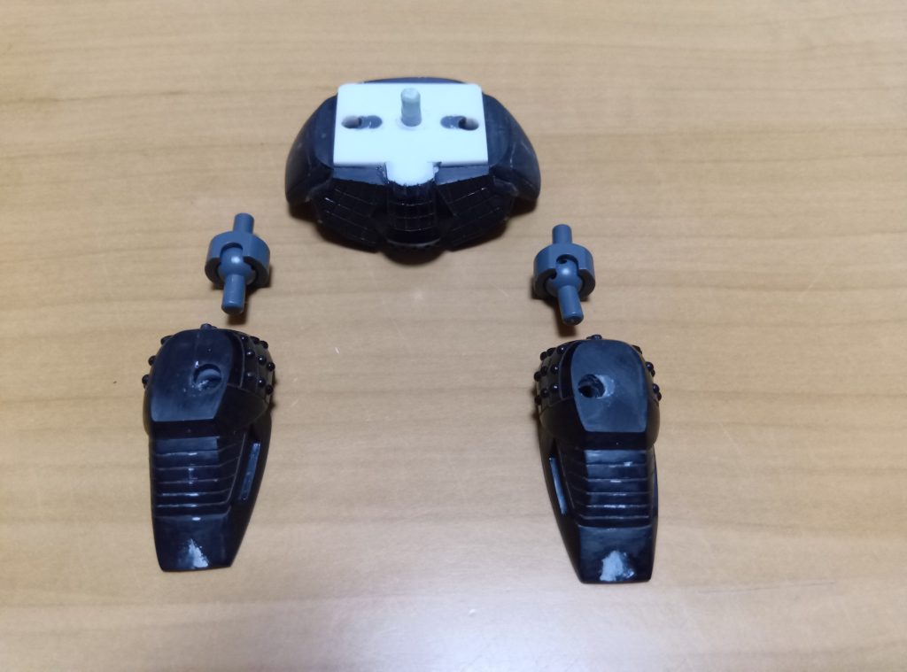 腰部はプラ板で蓋をして胸部との接続用にランナーを接着。　　　　　　　　　　　　　　　　　　　腰の後ろのザクレロのモールドは、ザクレロヘッドにはないようなので(サラマンダートップになってコチラに移ったのかな？)、埋めました。　　　　　　脚部との接続用に穴を開けて同径のプラパイプを内側に貼り付けて、脚部との接続に使うボールデンアームアームズのボールジョイントLを引き出して可動範囲が広がるようにしました。　　　　　　　　　　　　　スタンドへの接続用にポリキャップを仕込んでいます。脚部はボールジョイントを切り取り、開孔。　　　　爪先のディテールは大将軍のものなので、削り落としました。背負い物が重くて後ろに倒れるので、足裏に穴を開け重りにパテを詰め込みました。