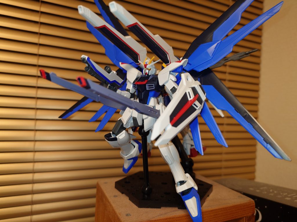 フリーダムのフルバーストっぽいポーズです。写真が下手すぎてパチモンみたいになっちゃった……スミ入れしようと思ってそのままになってます。やらなきゃ……