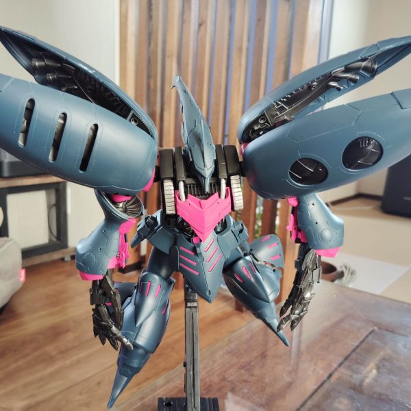 閲覧ありがとうございます！先日のキュベレイダムドの続きです！大まかに全身に色を入れましたやっぱり肩バインダーがあるとずっとカッコよくなりますね次は筆塗りで部分塗装をしていきます今日はここまでです（3枚目）