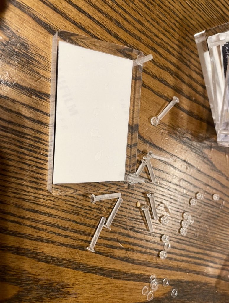 アクリルブロックパタパタと倒れるので穴をあけて支えを作りました