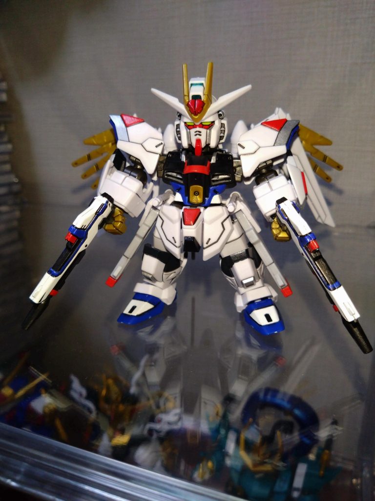 水性ホビーカラーを筆塗りで部分塗装し、半光沢トップコートで仕上げました。金色の成形色は生かし、グレーの代わりにシルバーを塗りました。