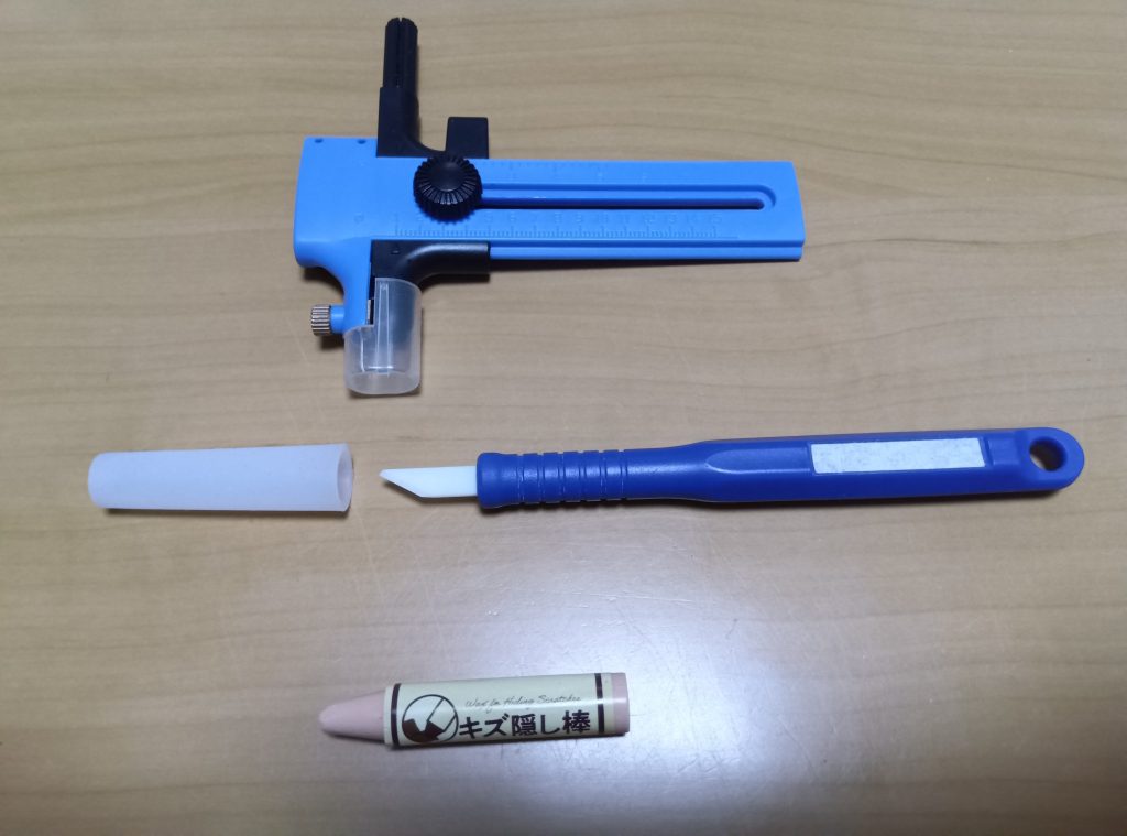 今回、役に立ったアイテムです。一番上は何年前に買ったかも忘れてしまった百均のサークルカッターです。　　　　　　　　　　　　マスキングテープや薄いプラ板を切ろうと思ったけど、半径1cmからしか切れないので、全く使っていなかったけど、兜後部の飾り用のプラ板を切り出すのに使いました。　　　　　　　　　　　　　　　0.3、0.5mmのプラ板なら普通に切り出せますが、1mmの場合は逆回転させて刃の背中側で削るようにすると割と簡単に切り出せました。二番目はアルゴファイルジャパンのマジ･スクです。(水洗いしたら柄のシール剥がれちった)　　　　　　兜の工作でプラ板を削るのにメッチャ役に立ちました。ガリガリ削れます。　　　　　　　　　　　　左はプロモデラーの伊藤霊一さんもキャップに最適とXでつぶやいていたダイソーのソフトシリコンモールドです。三番目はダイソーで購入したキズ隠し棒、フローリングなどの補修用クレヨンです。　　　　　　　　　YouTubeでサフ吹きの後、小さい傷を消すのに使っている動画を観たので使ってみました。