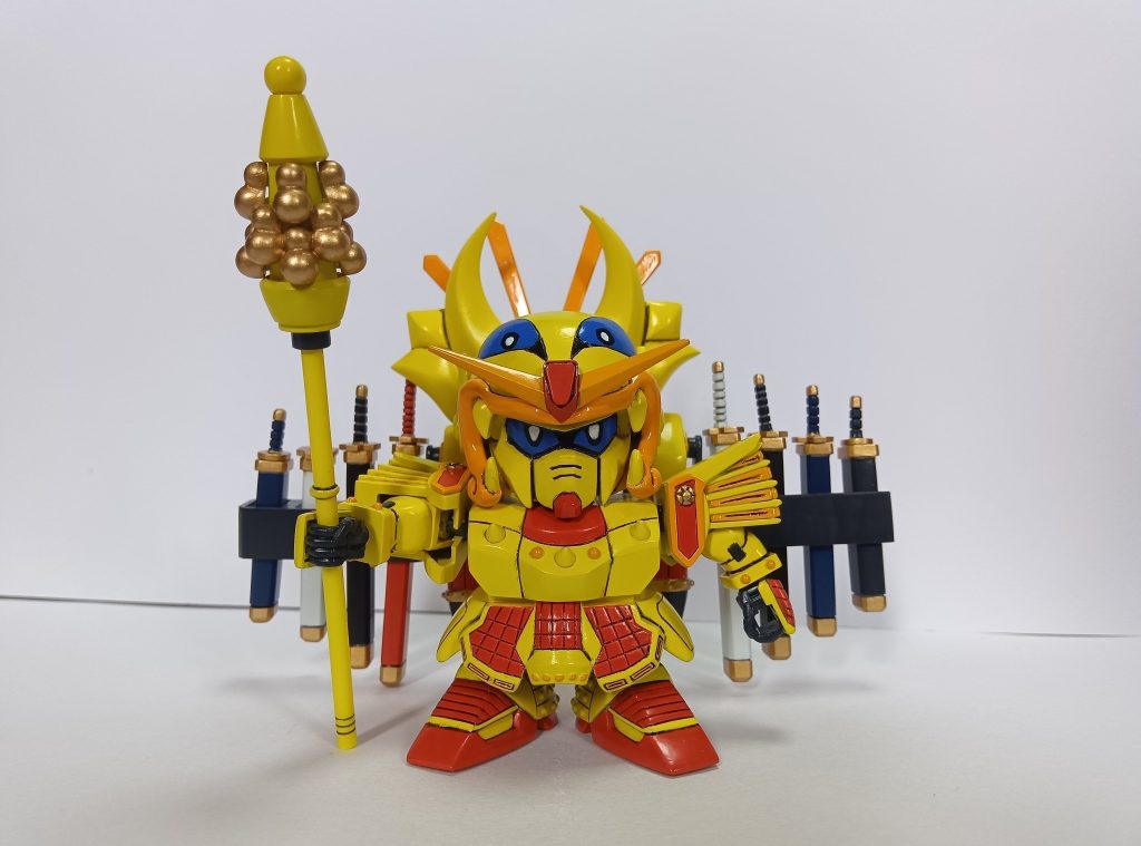 BB戦士 豊臣秀吉頑駄無の千生将軍部分を改造して、コミックボンボンの作例を目指して制作しました。刀の長さの違いと、兜後部の飾りはプレバンで発売された元祖SDの千生将軍を参考にしました。 