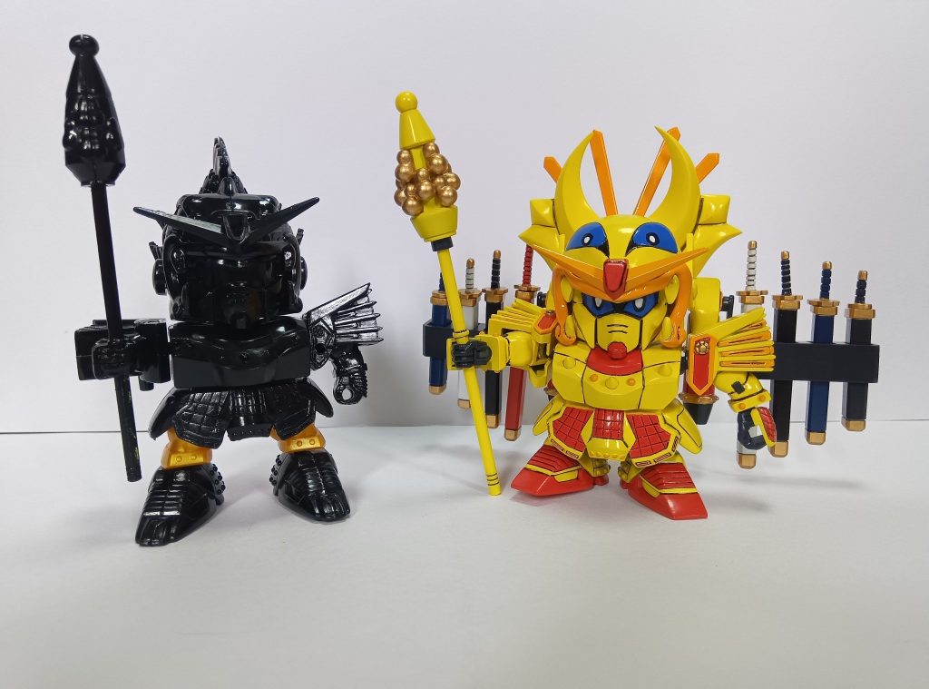 もう一体購入したので、素組みと比較。コチラは豊臣秀吉頑駄無の脚部パーツを使用しています。兜がデカくなったので、下半身が貧弱に見える…脚部パーツを短くして使っても良かったか…