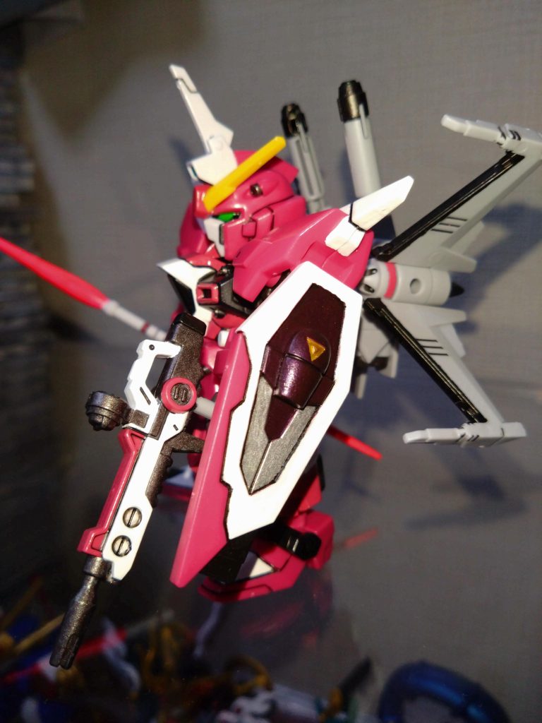 水性ホビーカラーにはメタリックパープルは無いので、メタリックレッドとブルーを調合しました。