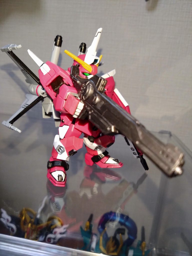 武器も多く付属していて、塗装するとより格好良くなります。