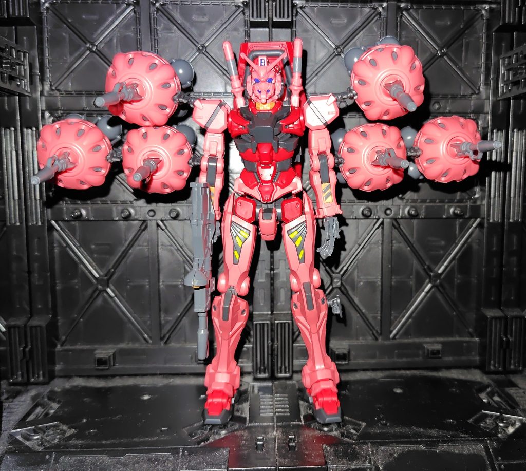 ビット6基積んだ姿。肩の、腕のハードオフポイントに一対積み、更に端に一対積む無茶な積み方は明らかに機体の重量バランスや空気抵抗を一切考慮してない。宇宙戦でしか性能を発揮しない魔改造で擬似重力すらない宇宙艦の中でしか駐機する事は不可能な機体である。