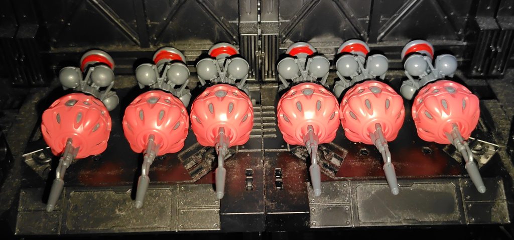 まだ試作として研究中だったアルファサイコミュ兵器ビット6基。揃える為に店巡って「赤いガンダム」2個買った。