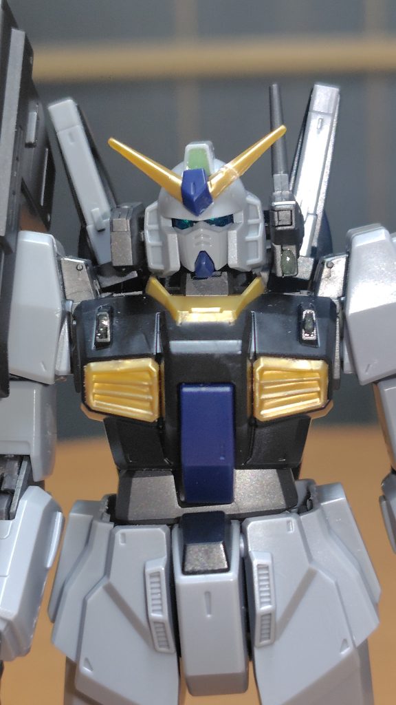 ガンダムフェイス。バルカン・ポッド・システムも装備しての状態。外付けならではの味がある。