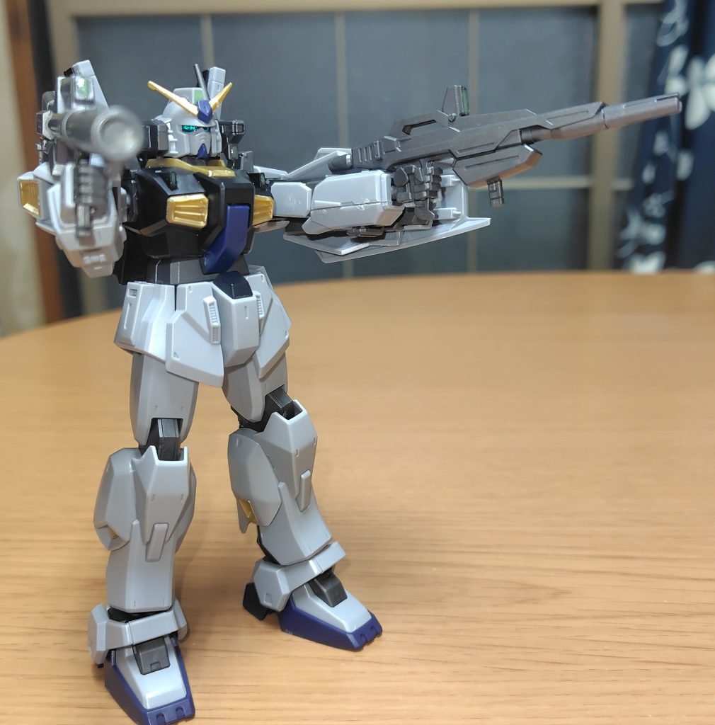 ライフルとバズーカの両片手撃ちも可能。