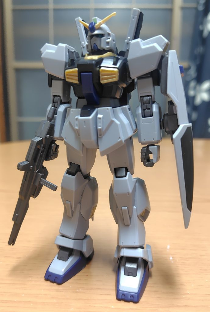 フロント。通常のビームライフル、耐ビームシールド装備状態。