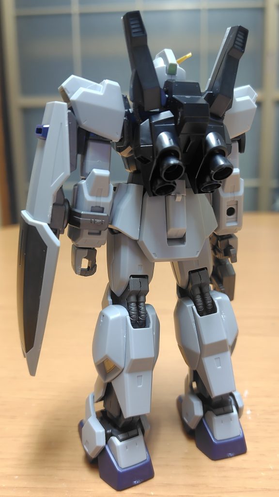 背面。バックパックも細やかながらスラスター強化してる他、ビームサーベルラックもスラスター有で可動する事で細かい機動性を補助する。