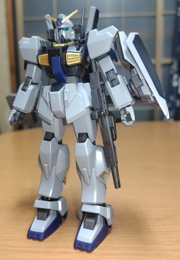 フル装備状態。ライフル、シールド、サーベルに頭部バルカンにバズーカも懸架出来る。