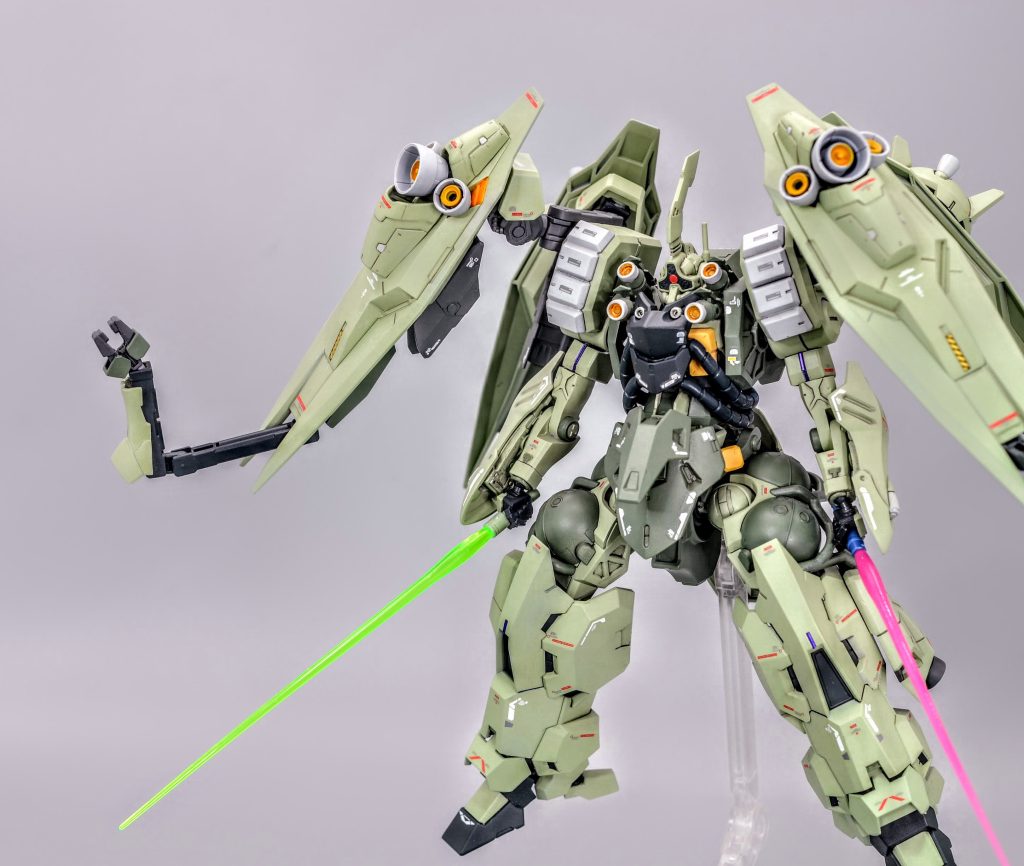 バインダーには前面に拡散メガ粒子砲、裏面にはブースターと隠し腕を装備しています