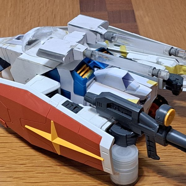 メガサイズ(1/48) Gアーマー、進めてますよ。1年以上手を付けてなかったけど。Gブルは過去の立体製品で劇中や設定画に近いものはありませんね。唯一良いせん行ってるのがROBOT魂 ver. ANIMEだけ。(これも赤い腹部の上段が残るので設定画とは異なる。)プラモデルはどれも納得いかない。このメガサイズGブルではガンダムの胸部のパネルラインでカットした所に延長パーツを追加して設定画に近付けました。Gアーマーでは余剰パーツになりますが、延長部分は腕やビームキャノンに阻まれて目立ちません。Gブルイージーではガンダムの赤い腹部が残る事になりますが、メガサイズの腹部では短く設定画に近くないので、延長した腹部も用意しようと思います。このメガサイズ ガンダムは中古品を入手しましたが、切り刻まれてはいましたが、もう一体分のガンダムが入っていました。(なのでシールドは2枚入っていた。)頭部は1個しか無かったものの、ガンダムエースの付録の1/48 オリジンガンダム頭部が入っていたので、加工してGMヘッドにしました。もう一体のガンダムでGMを造ろうと思います。GアーマーのスラスターはWAVEのUバーニアL2を2セット購入して製作しました。  （2枚目）