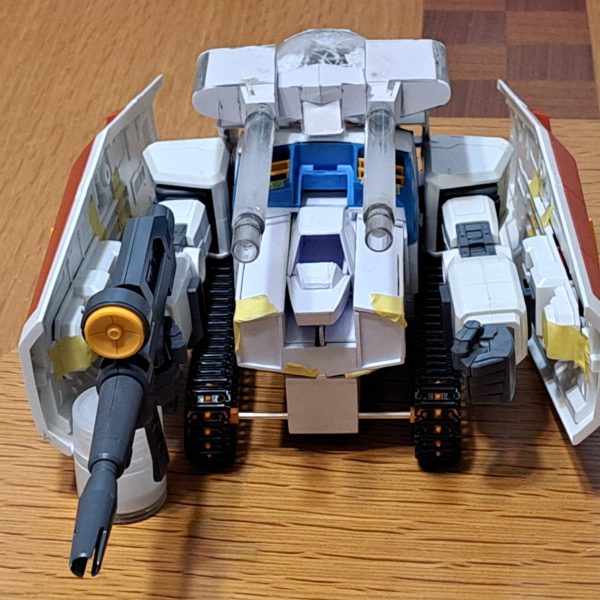 メガサイズ(1/48) Gアーマー、進めてますよ。1年以上手を付けてなかったけど。Gブルは過去の立体製品で劇中や設定画に近いものはありませんね。唯一良いせん行ってるのがROBOT魂 ver. ANIMEだけ。(これも赤い腹部の上段が残るので設定画とは異なる。)プラモデルはどれも納得いかない。このメガサイズGブルではガンダムの胸部のパネルラインでカットした所に延長パーツを追加して設定画に近付けました。Gアーマーでは余剰パーツになりますが、延長部分は腕やビームキャノンに阻まれて目立ちません。Gブルイージーではガンダムの赤い腹部が残る事になりますが、メガサイズの腹部では短く設定画に近くないので、延長した腹部も用意しようと思います。このメガサイズ ガンダムは中古品を入手しましたが、切り刻まれてはいましたが、もう一体分のガンダムが入っていました。(なのでシールドは2枚入っていた。)頭部は1個しか無かったものの、ガンダムエースの付録の1/48 オリジンガンダム頭部が入っていたので、加工してGMヘッドにしました。もう一体のガンダムでGMを造ろうと思います。GアーマーのスラスターはWAVEのUバーニアL2を2セット購入して製作しました。  （3枚目）