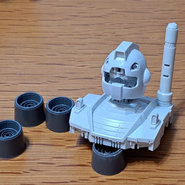 メガサイズ(1/48) Gアーマー、進めてますよ。1年以上手を付けてなかったけど。Gブルは過去の立体製品で劇中や設定画に近いものはありませんね。唯一良いせん行ってるのがROBOT魂 ver. ANIMEだけ。(これも赤い腹部の上段が残るので設定画とは異なる。)プラモデルはどれも納得いかない。このメガサイズGブルではガンダムの胸部のパネルラインでカットした所に延長パーツを追加して設定画に近付けました。Gアーマーでは余剰パーツになりますが、延長部分は腕やビームキャノンに阻まれて目立ちません。Gブルイージーではガンダムの赤い腹部が残る事になりますが、メガサイズの腹部では短く設定画に近くないので、延長した腹部も用意しようと思います。このメガサイズ ガンダムは中古品を入手しましたが、切り刻まれてはいましたが、もう一体分のガンダムが入っていました。(なのでシールドは2枚入っていた。)頭部は1個しか無かったものの、ガンダムエースの付録の1/48 オリジンガンダム頭部が入っていたので、加工してGMヘッドにしました。もう一体のガンダムでGMを造ろうと思います。GアーマーのスラスターはWAVEのUバーニアL2を2セット購入して製作しました。  （5枚目）