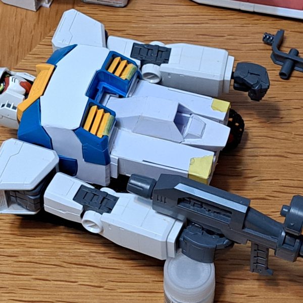 メガサイズ(1/48) Gアーマー、進めてますよ。1年以上手を付けてなかったけど。Gブルは過去の立体製品で劇中や設定画に近いものはありませんね。唯一良いせん行ってるのがROBOT魂 ver. ANIMEだけ。(これも赤い腹部の上段が残るので設定画とは異なる。)プラモデルはどれも納得いかない。このメガサイズGブルではガンダムの胸部のパネルラインでカットした所に延長パーツを追加して設定画に近付けました。Gアーマーでは余剰パーツになりますが、延長部分は腕やビームキャノンに阻まれて目立ちません。Gブルイージーではガンダムの赤い腹部が残る事になりますが、メガサイズの腹部では短く設定画に近くないので、延長した腹部も用意しようと思います。このメガサイズ ガンダムは中古品を入手しましたが、切り刻まれてはいましたが、もう一体分のガンダムが入っていました。(なのでシールドは2枚入っていた。)頭部は1個しか無かったものの、ガンダムエースの付録の1/48 オリジンガンダム頭部が入っていたので、加工してGMヘッドにしました。もう一体のガンダムでGMを造ろうと思います。GアーマーのスラスターはWAVEのUバーニアL2を2セット購入して製作しました。  （4枚目）