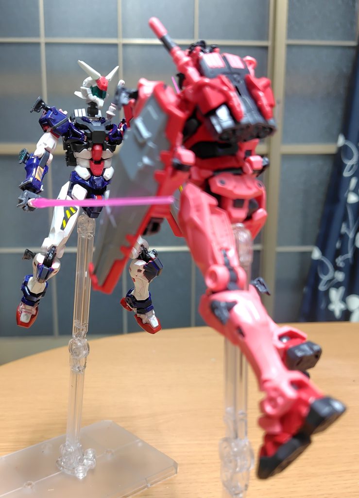 本来の白いガンダムは無いから赤いガンダムで斬り合い。