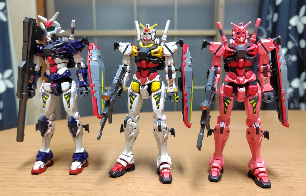 ビット全基装備状態の赤いガンダム作る為に2機買い、組み上げた本体並べて。別パーツ加工しての突貫付けから全長が他2機よりやや高いノッポ感出てしまってる。
